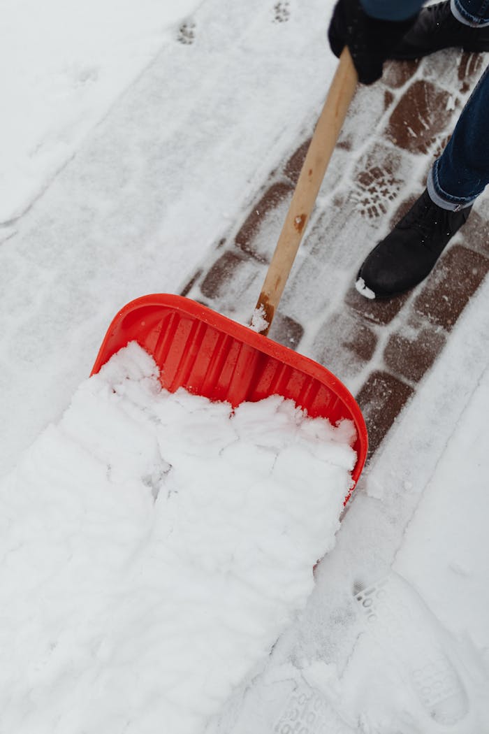 Residential sidewalk snow clearing service in Laval by White Shovel