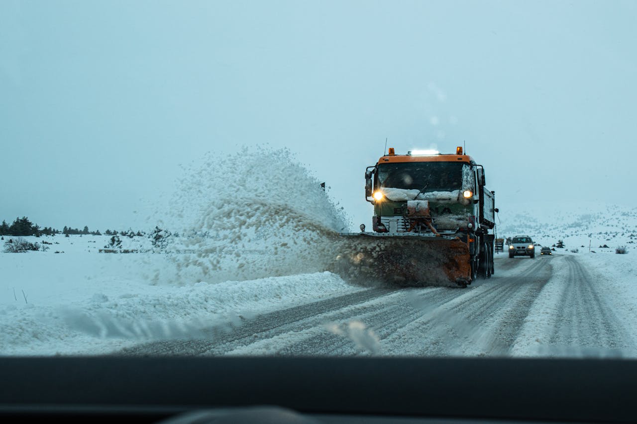 White Shovel snow plow clearing a commercial parking lot in Laval Quebec
